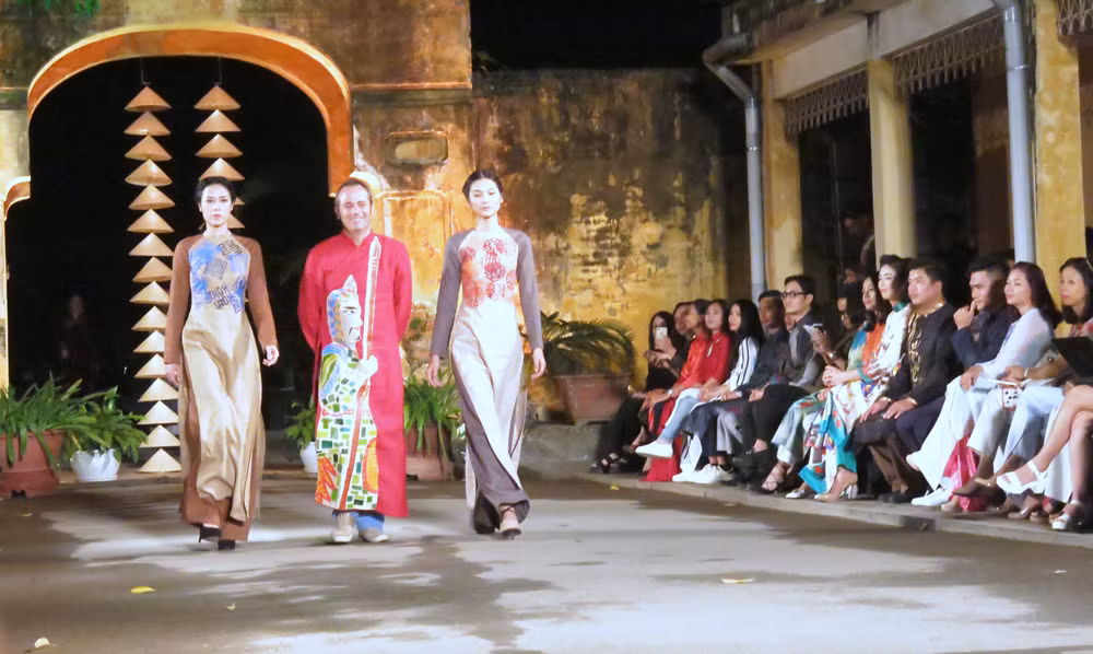 Le Festival de l'"ao dài" à Hanoï ảnh 1