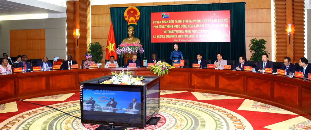 Le vice-président sud-africain rend visite à Hai Phong ảnh 1