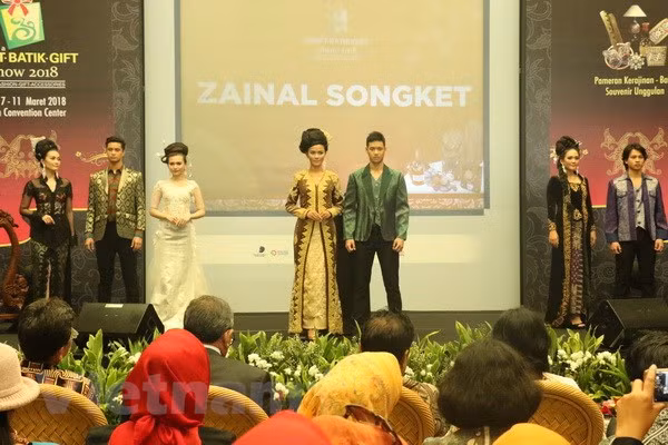 L’Indonésie fait la promotion des produits en batik ảnh 1
