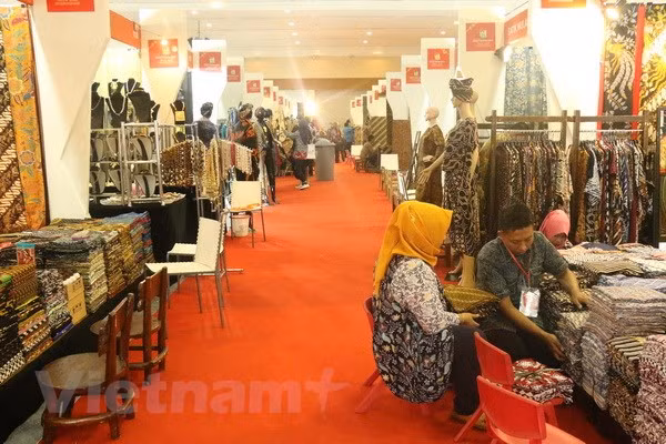L’Indonésie fait la promotion des produits en batik ảnh 2
