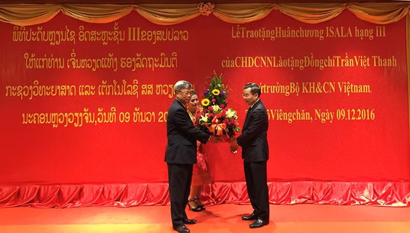 Le Laos décore un vice-ministre des Sciences et Technologies du Vietnam ảnh 1