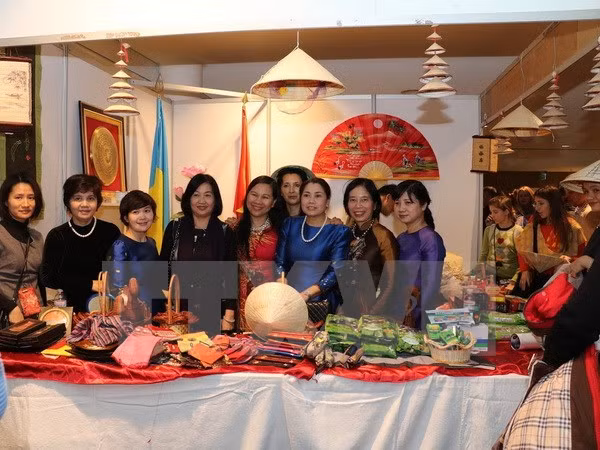 Le Vietnam à la foire de charité Bazaar en Ukraine ảnh 1