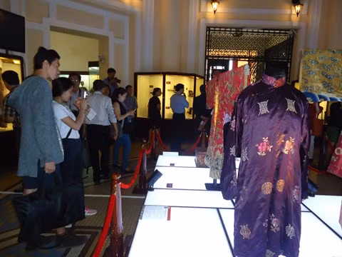 Exposition de tenues de Cour de la dynastie des Nguyên ảnh 1
