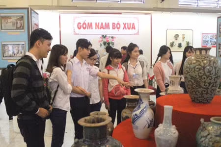 Expo photo ​"Parti communiste du Vietnam - Printemps du pays​" ảnh 1