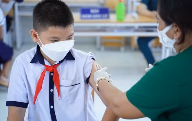 Plus d'un million de doses de vaccins anti-COVID-19 administrées aux enfants de 5 à 12 ans ảnh 1