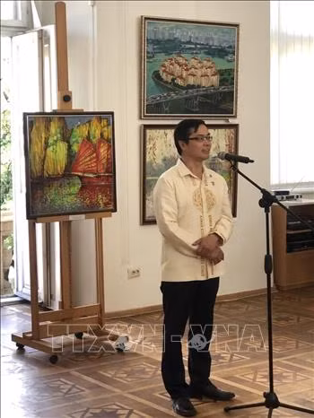 Une exposition de peintures vietnamiennes s’ouvre en Ukraine ảnh 1