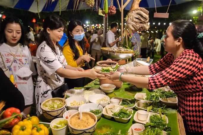 Ho Chi Minh-Ville exploite le potentiel des rues gastronomiques pour séduire les touristes ảnh 2