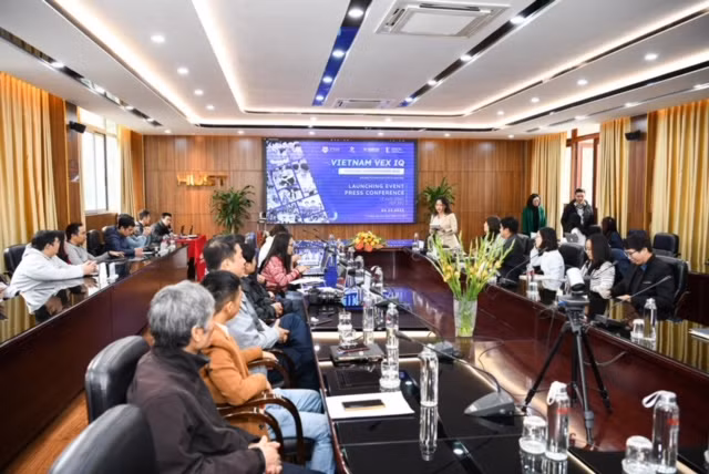 Le concours national de robotique VEX IQ Robotics 2023 sur le départ ảnh 1
