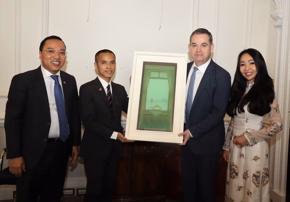Le ministre britannique au Cabinet Office reçoit des artistes vietnamiens ảnh 2