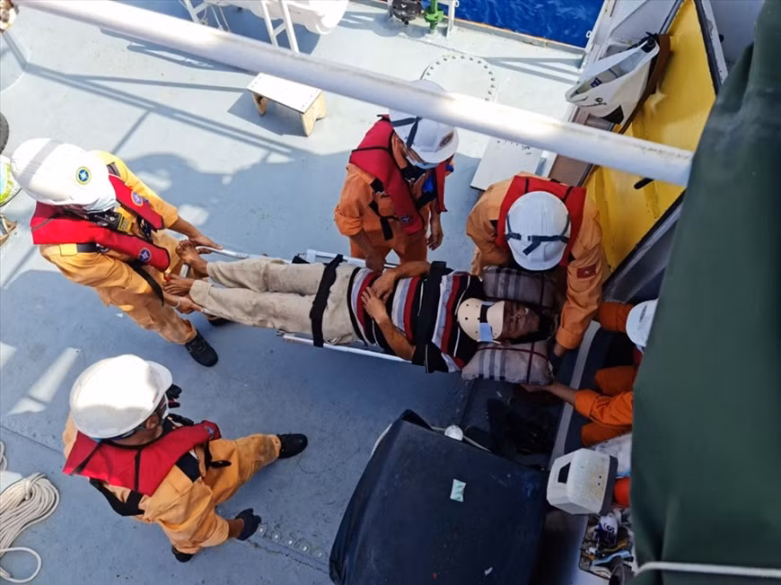 Khanh Hoa: un pêcheur en détresse ramené sur le continent pour un traitement médical ảnh 1 Khanh Hoa: un pêcheur en détresse ramené sur le continent pour un traitement médical ảnh 1