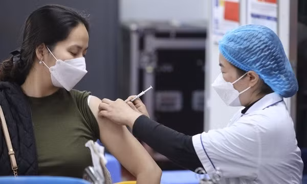 Le ministère de la Santé demande d'accélérer les injections de rappel contre le COVID-19 ảnh 2