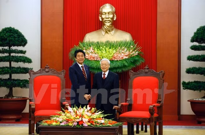 Le secrétaire général Nguyen Phu Trong reçoit le Premier ministre japonais Shinzo Abe ảnh 1