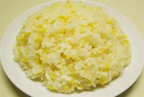 Le riz gluant cuit à la vapeur, un plat bien connu pour tous les goûts ảnh 1