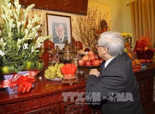 Le secrétaire général Nguyên Phu Trong rend hommage à des anciens dirigeants ảnh 1