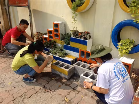 À Hanoi, des dépotoirs transformés en jardinets de fleurs ảnh 1