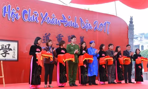 Les Vietnamiens saluent l’année du Coq de leurs calligraphies ảnh 1