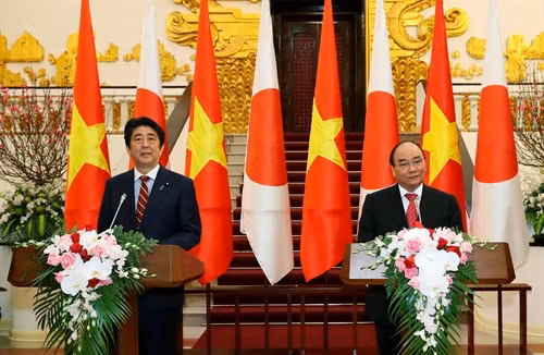 À Hanoi, le PM japonais Shinzo Abe appelle à développer l’avenir ensemble ảnh 1