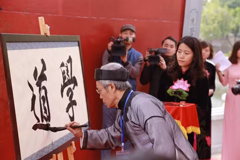 Les Vietnamiens saluent l’année du Coq de leurs calligraphies ảnh 4