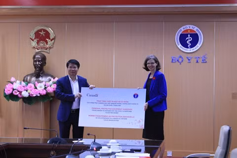 COVID-19 : le Canada remet plus de 120.000 masques au Vietnam ảnh 1