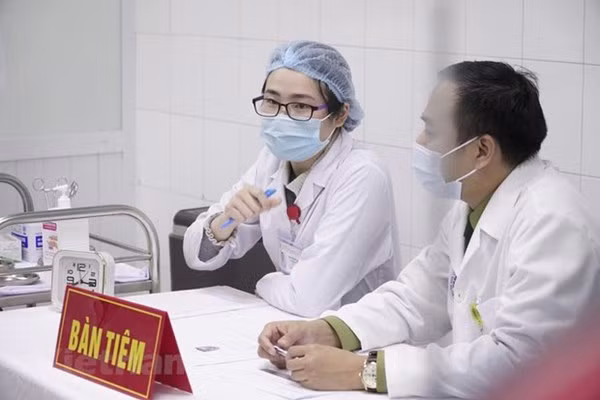 COVID-19 : l’injection de la 2e dose du vaccin Nano Covax à 20 volontaires ảnh 1