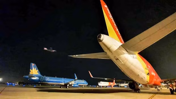 L'aéroport de Tan Son Nhat augmente ses vols de nuit pendant le Têt ảnh 1