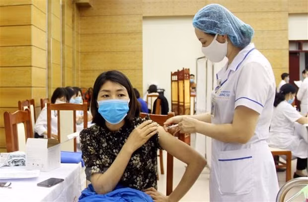 Le Vietnam accélère la vaccination contre le COVID-19 ảnh 1