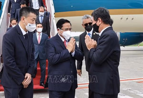 Le PM arrive à Jakarta pour la réunion des dirigeants de l’ASEAN ảnh 1