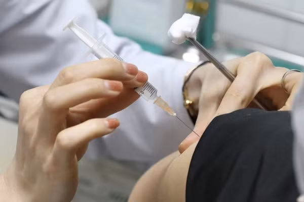 COVID-19 : liste de 10 groupes de personnes prioritaires pour la vaccination établie ảnh 1 COVID-19 : liste de 10 groupes de personnes prioritaires pour la vaccination établie ảnh 1