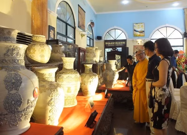 Record du Vietnam à un ensemble de vases en céramique ảnh 1