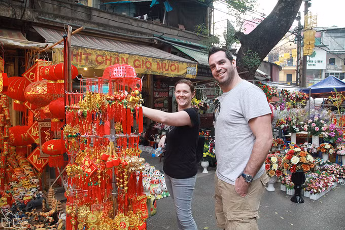 Le Vietnam accueille 12,8 millions de touristes étrangers en 10 mois ảnh 1