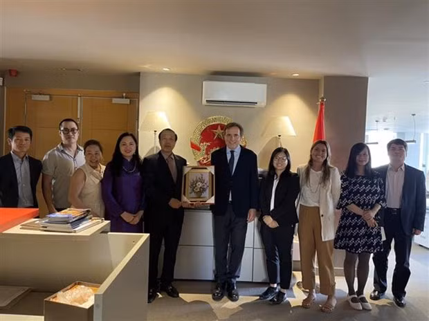 L'ambassadeur du Vietnam en Espagne participe aux activités à Barcelone ảnh 1