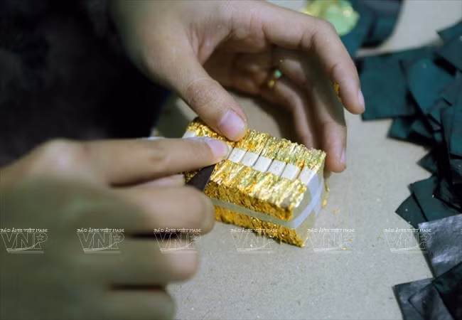 La fabrication de feuilles d’or du village de Kiêu Ky ảnh 1