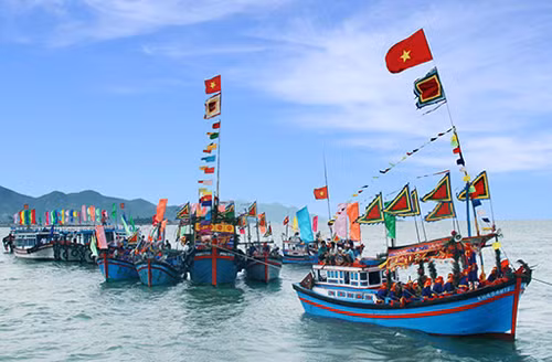 Les pêcheurs de Khanh Hoà sont partis fêter le Têt au large ảnh 1