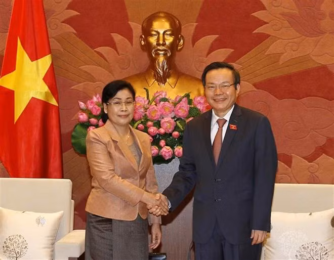 Le vice-président de l’AN Phung Quôc Hiên reçoit le chef de l'Audit de l'État du Laos ảnh 1