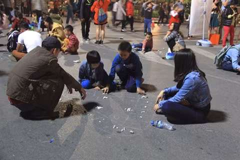 À Hanoi, des jeux folkloriques font la joie des petits et grands ảnh 2