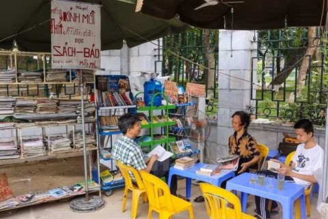 Une petite librairie gratuite pour les passants à Hanoï ảnh 2 Une petite librairie gratuite pour les passants à Hanoï ảnh 2