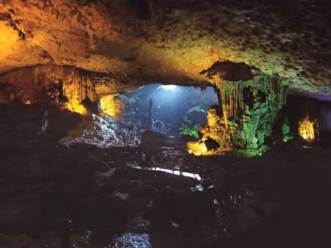 À la découverte de la grotte de Dâu Gô dans la baie de Ha Long ảnh 1