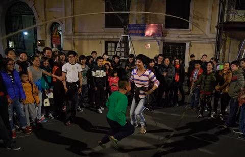 À Hanoi, des jeux folkloriques font la joie des petits et grands ảnh 3