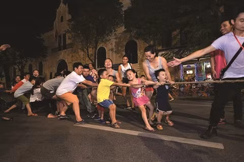 À Hanoi, des jeux folkloriques font la joie des petits et grands ảnh 1