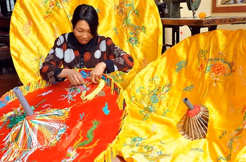 Dông Cuu préserve la broderie ancienne ảnh 1
