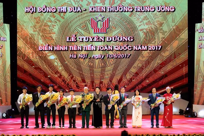 Honorer les personnes exemplaires du pays ảnh 1