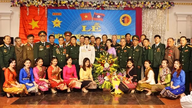 Rencontre entre des volontaires et experts militaires vietnamiens en mission au Laos ảnh 1