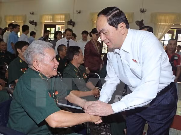 Diverses activités au profit des personnes méritantes du pays ảnh 1