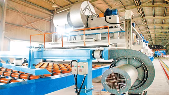 Inauguration de la chaîne de production de vitres permettant des économies d'énergie ảnh 1
