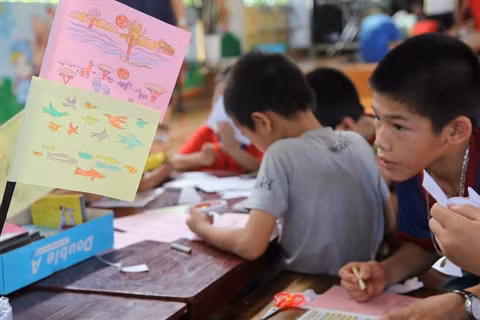 Hanoi : plus de 70 petits démunis s’engagent dans le projet «Les enfants lisent» ảnh 2 Hanoi : plus de 70 petits démunis s’engagent dans le projet «Les enfants lisent» ảnh 2