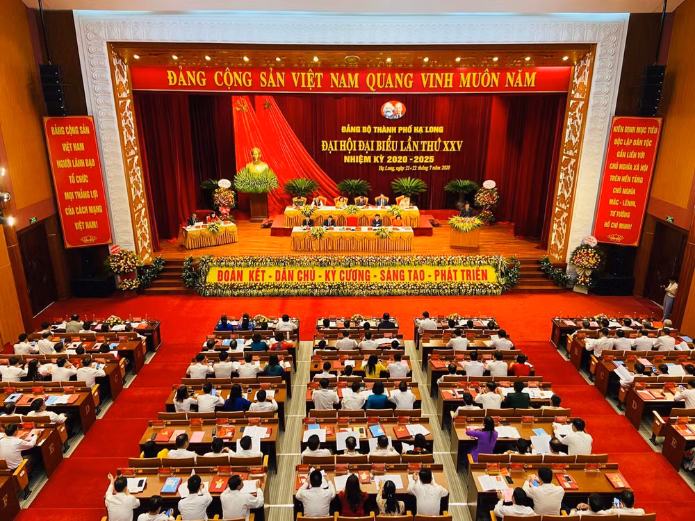 Faire d'Ha Long un centre touristique de classe mondiale ảnh 1