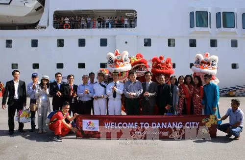 Quelque 190.000 croisiéristes étrangers débarquent au Vietnam en neuf mois ảnh 1