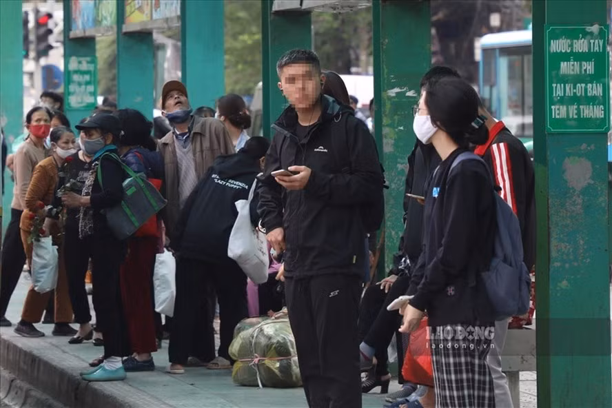 Hanoi durcit ses mesures anti-COVID-19 ảnh 1