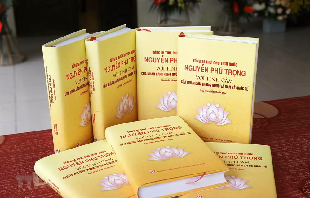 Publication d’un livre sur le secrétaire général du Parti et président vietnamien Nguyen Phu Trong ảnh 1