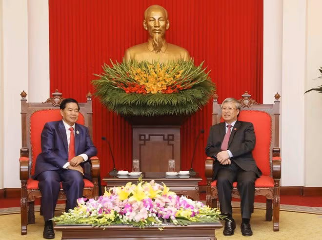 Un haut responsable du PCV reçoit le gouverneur de Vientiane ảnh 1